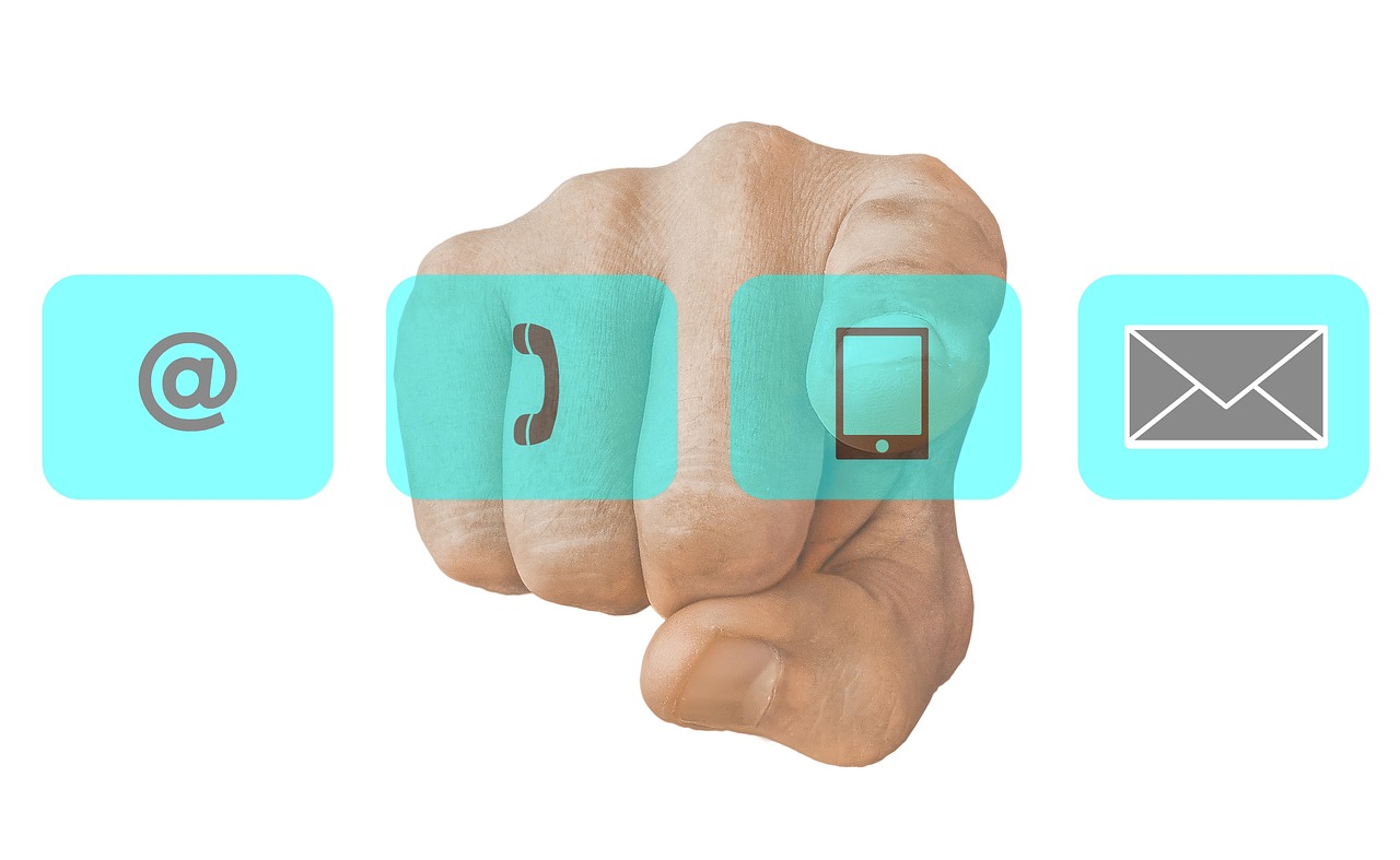hand som pekar på kontaktalternativ